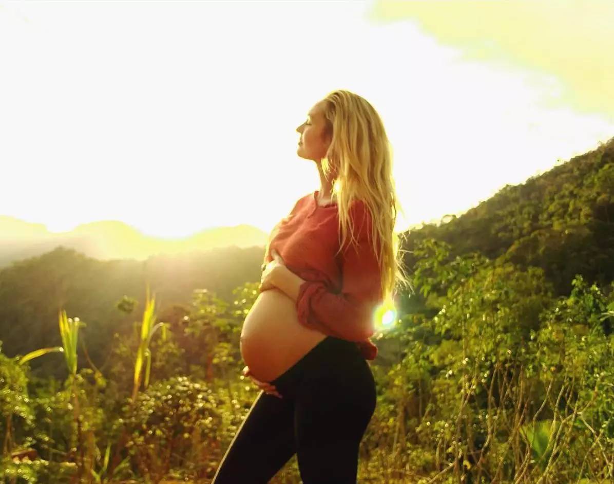 上帝の光|穿衣服对她是种浪费,生的孩子叫腰精的后裔