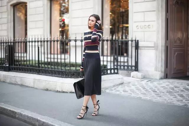 时髦大衣搭配,黑色毛呢大衣配什么颜色百褶裙