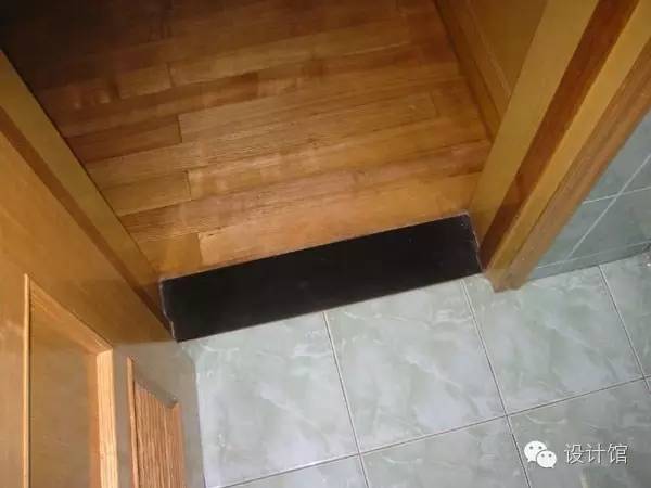 一边铺瓷砖一边铺地膜,一边贴砖一边填缝吗