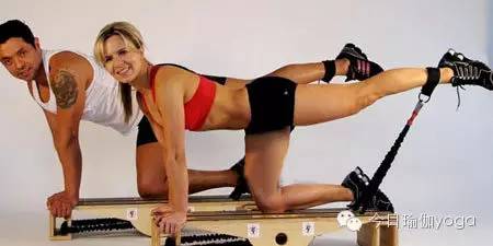 哑铃一周全身训练计划,在宿舍哑铃一周训练计划