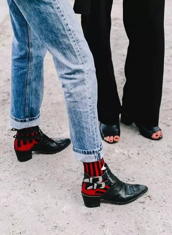 冬天穿的超厚袜子好搭配,冬天时尚袜子穿搭