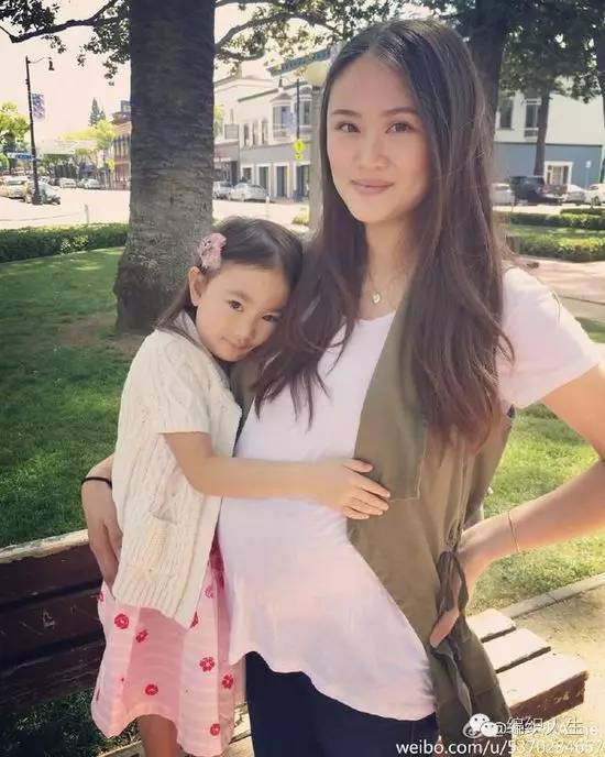 儿童毛衣怎么穿出时尚感,短款洋气小毛衣明星穿搭