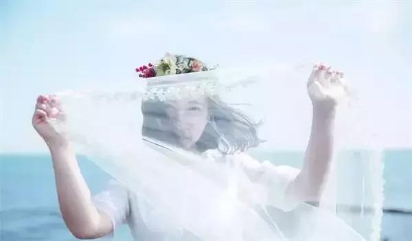 再见吧影楼风!豆瓣女神扛着相机在济州岛自拍清新婚纱照丨梦婚礼