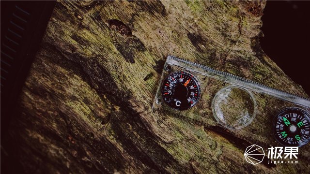 这盒子还没手掌大，里面的工具却比工具箱还全，野外保命全靠它