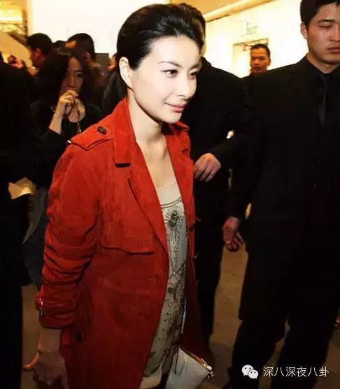 坐拥百亿身家,路边买20元童装,这对豪门夫妇最让人心旷神怡