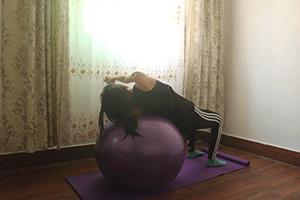 瑜伽球的锻炼腹肌方法,瑜伽球核心腹肌训练