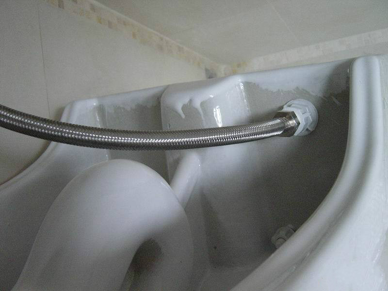 马桶怎样安装防止臭味反出,卫生间马桶反味严重简单解决方法