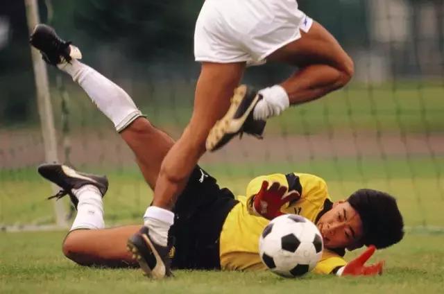 我喜欢踢足球一年级,我喜欢踢足球英文