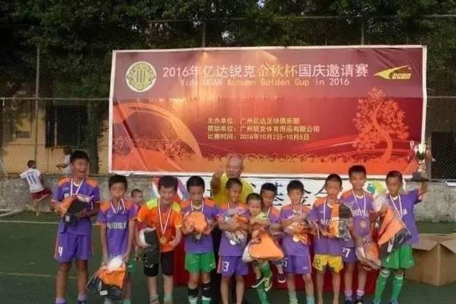 狂射自家球门149个球视频,故意射自家球门被终生禁赛的球员