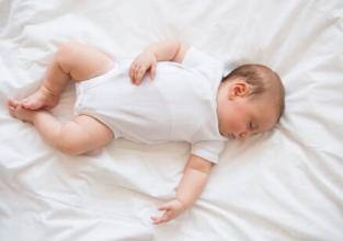 两个月宝宝拉肚子怎么快速解决,两个月的宝宝拉肚子小妙招