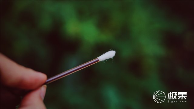 这盒子还没手掌大，里面的工具却比工具箱还全，野外保命全靠它