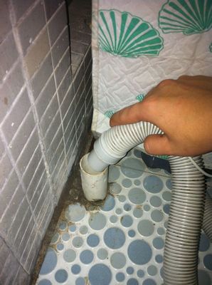 洗衣机排水管堵塞的修理,怎么把洗衣机的排水管堵住