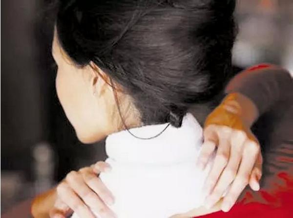 落枕了教你落枕的正确处理方法,落枕怎么办超简单快速治疗