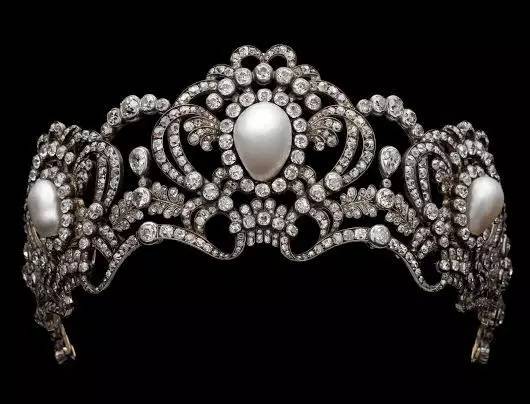 慈禧太后最漂亮的珍珠凤冠图片,万历皇帝的金丝皇冠被卖外国了吗