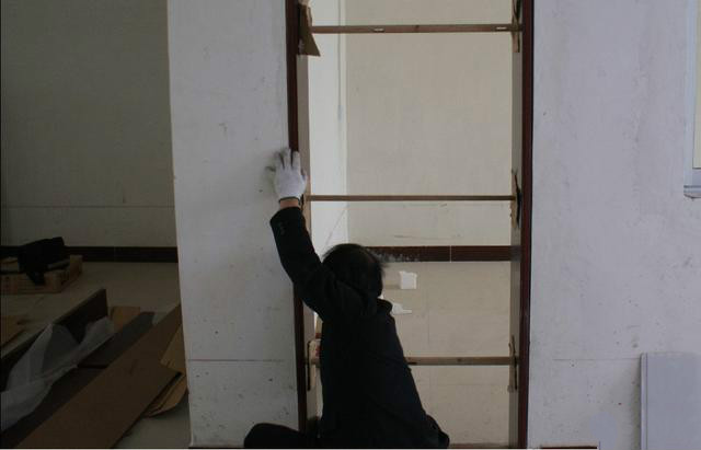 10年装修的老师傅忠告,木门安装关不严有什么妙招