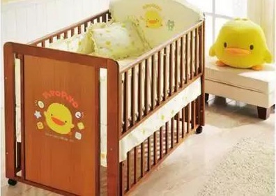 给6个月以上的宝宝挑选婴儿床,如何给宝宝选择安全的婴儿床