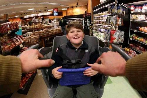 家庭主妇爆改购物车，百万人因此受益，沃尔玛总裁为他点赞，感动全美！