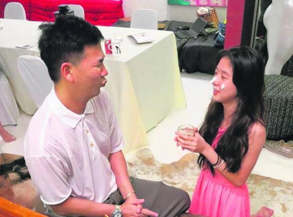 新加坡女孩在中国火速蹿红，背景大起底（星二代+干爹）