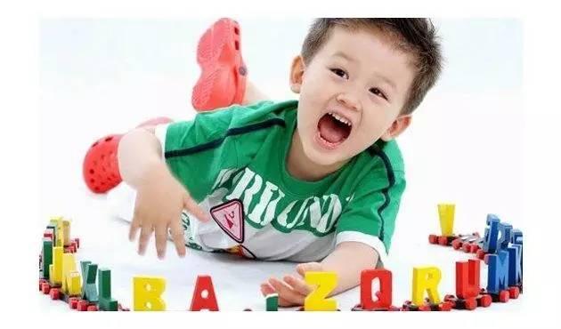 外国老爸带孩子到超市,带孩子去超市孩子好开心