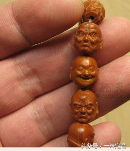 橄榄核雕和文玩核桃哪个好,橄榄核雕配桃核手串图片欣赏