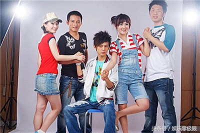 快乐家族凌晨发合影祝福李维嘉40岁生日，吴昕好像！谢娜发单张