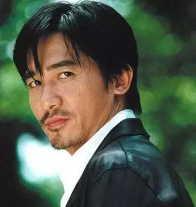 网友说,他的眼神无法以言语来形容