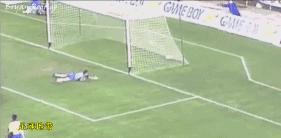 罗纳德科曼罚球技巧,足球中场任意球的技巧