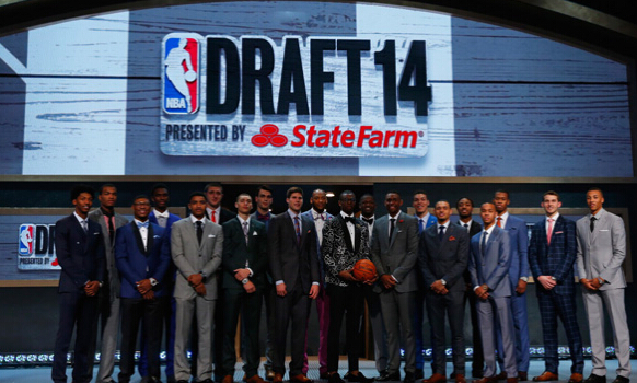 易建联脱鞋事件怎么回事,易建联为什么脱鞋