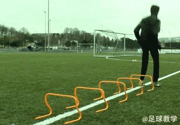 足球青训多种动作带球组合练习,足球如何训练变向运球