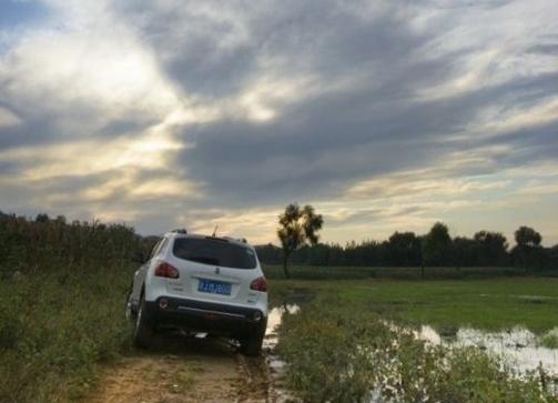 汽车陷进泥里出不来怎么办,车子陷进去了开不出来了怎么办