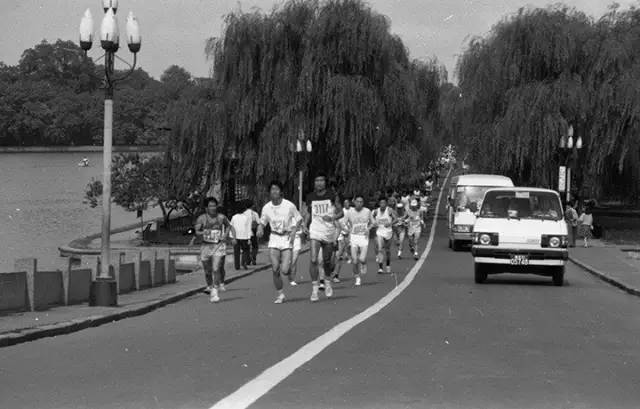 小微拼尽洪荒之力,全程记录杭马!杭州人30年前这样开跑