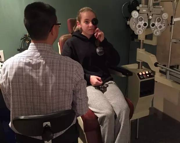 坑爹！加拿大女孩视网膜脱落保险公司：还有视力，只赔8元路费！