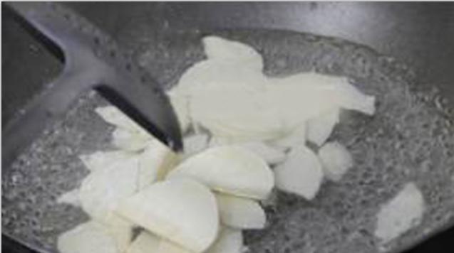 正宗湖南老杨冬笋炒腊肉,冬笋炒腊肉冬笋需要焯水吗