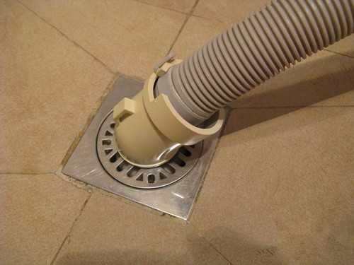 洗衣机下水地漏堵了怎么办,洗衣机地漏管太高排不掉水怎么办