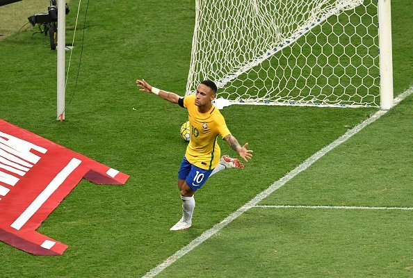 巴西队内马尔2比0,世预赛内马尔对梅西