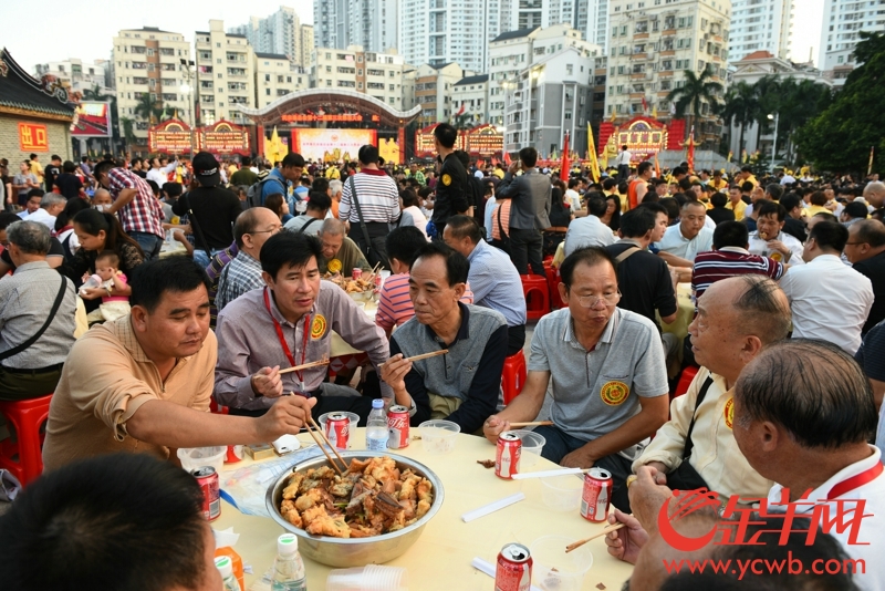 一群人吃一盘菜的视频,百人吃酒席场面