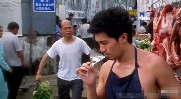 功夫周星驰踩爆足球什么寓意,功夫周星驰镜头解读