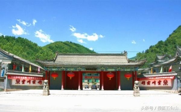 五台山云峰宾馆怎么样,五台山云峰宾馆一边的寺院