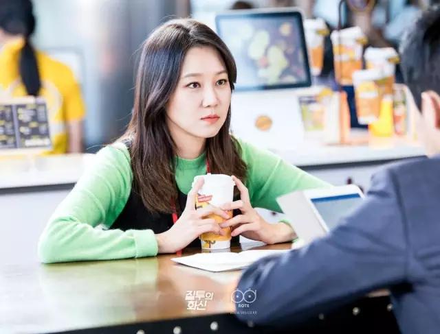 孔孝真同款棉袄,孔孝真穿搭灰色大衣