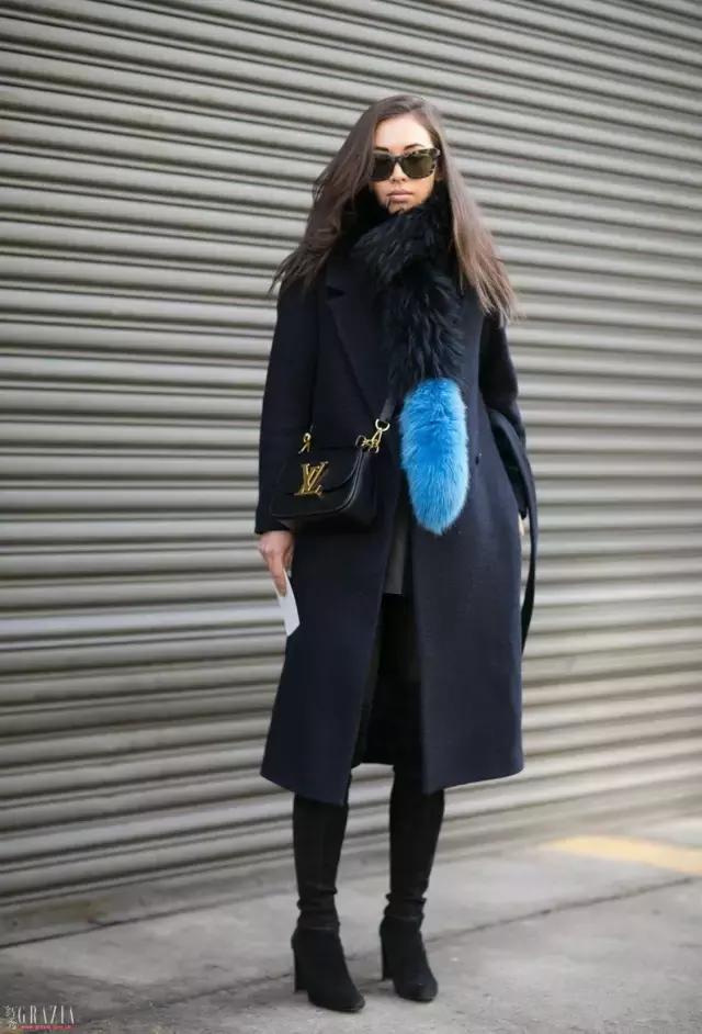 这天不冷不热，适合撩条毛披肩上！