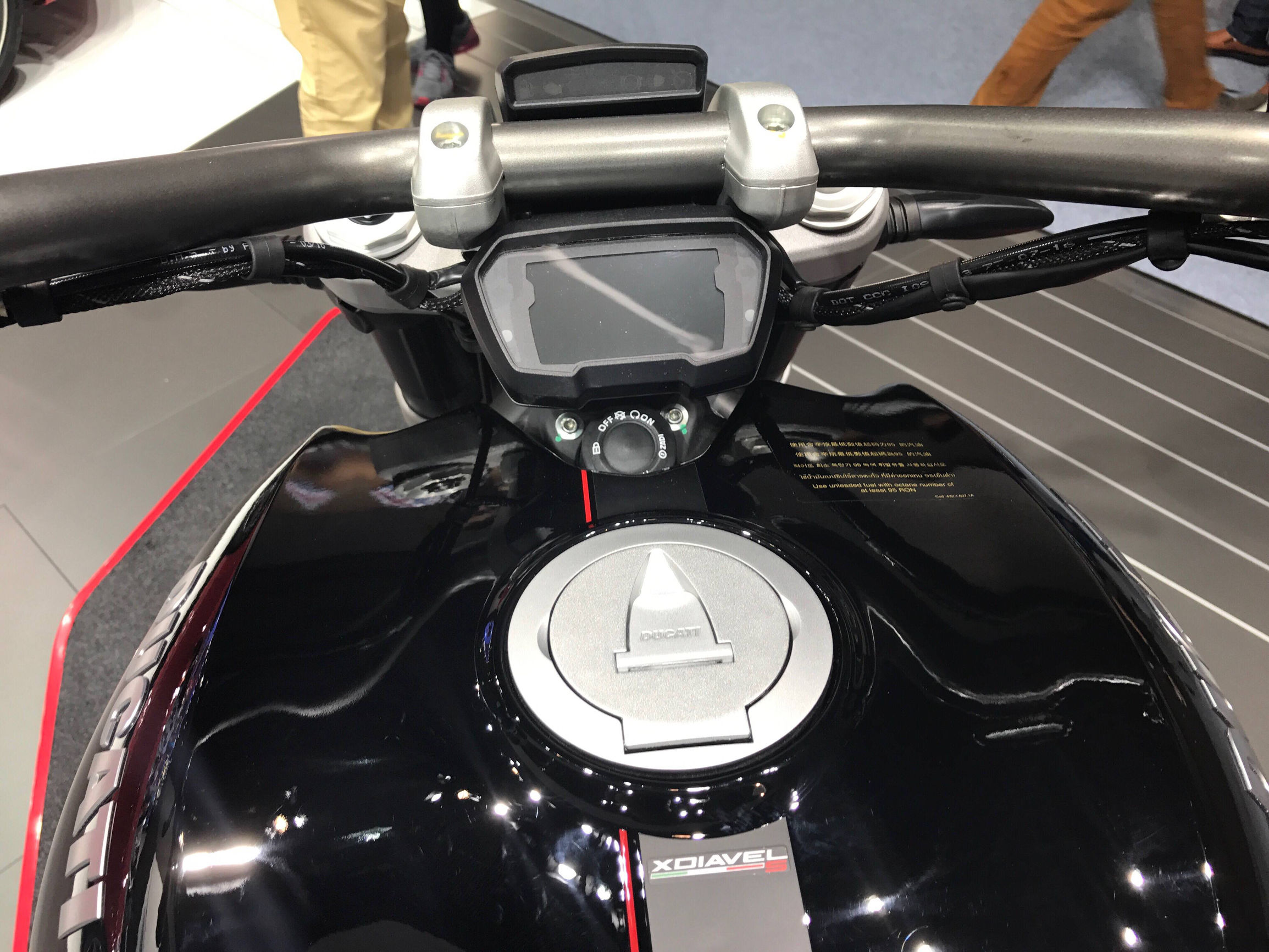 杜卡迪大魔鬼和哈雷肥霸怎么选,杜卡迪大魔鬼对比哈雷运动者