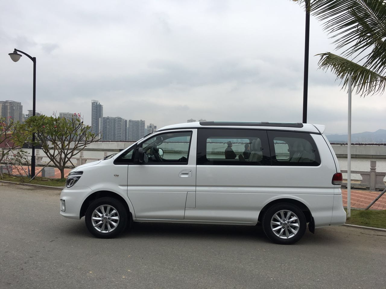 乘坐舒服的7座suv,带天窗七座家用mpv