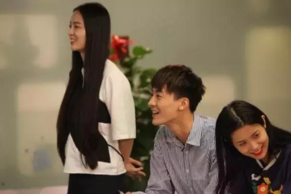 90后新星扮记者采访胡歌赵丽颖,采访胡歌谈到赵丽颖