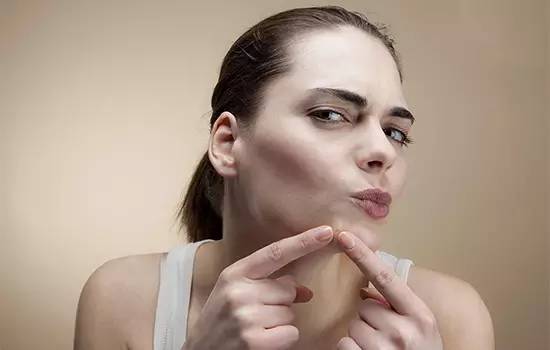 挤痘痘注意方法,在脸上挤痘痘其实是个危险的动作