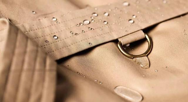 burberry经典款风衣搭配围巾,burberry风衣值得买吗