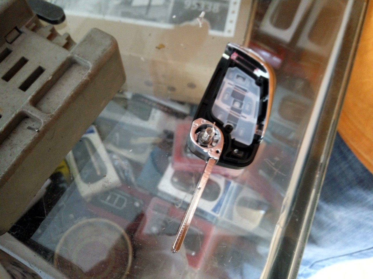 车钥匙掉了怎么办还有油,车钥匙掉了有什么办法找吗