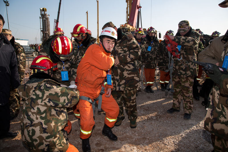 11名矿工平安升井图片,直击获救矿工升井画面