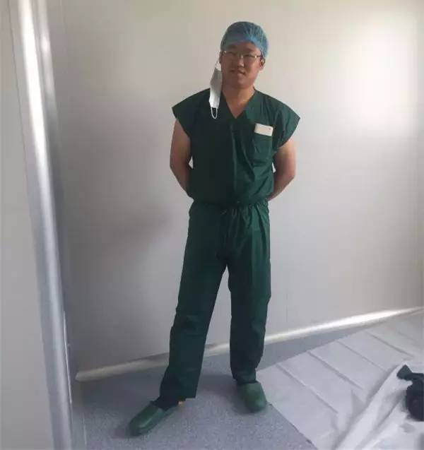 手电筒手术,医生使用无影灯做手术的图片