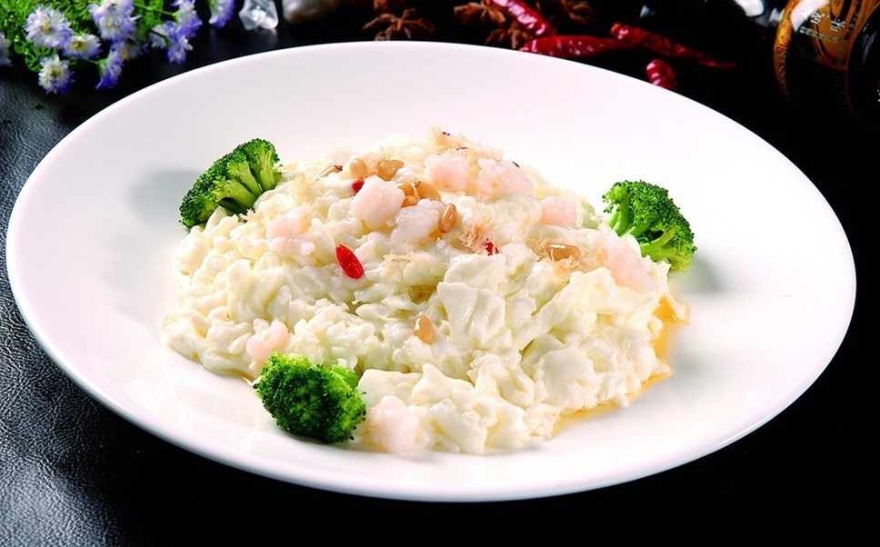 这家餐厅的环境和菜品味道都很棒,这家餐厅菜不好吃却天天爆满