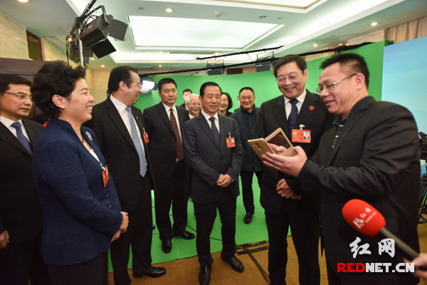 11月16日新闻1分钟知天下,每天三分钟知晓天下事新闻早餐